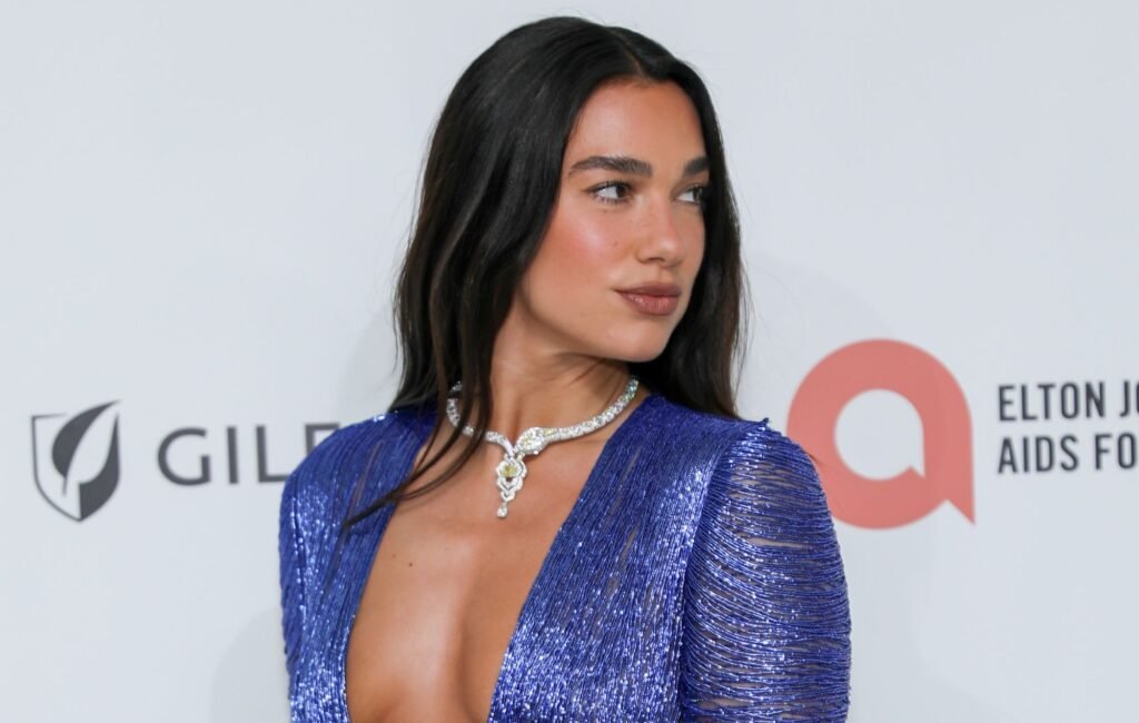 La famosa cantante Dua Lipa ha demandado a Samsung por una suma de 15 millones de dólares, generando controversia.