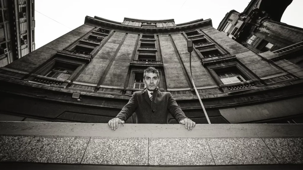 Descubre el nuevo álbum de Eduardo Caces, que combina música y narrativa en una propuesta innovadora y disponible en plataformas digitales.