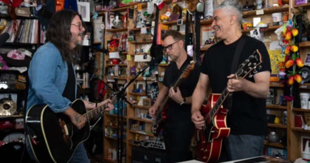 Foo Fighters tocando en el NPR Tiny Desk con Dave Grohl al frente durante la presentación de Your Favorite Toy
