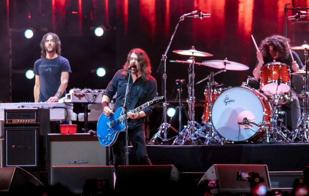 En su aparición en Hot Ones Versus, Foo Fighters revelan sus letras más cringes y anécdotas embarazosas.