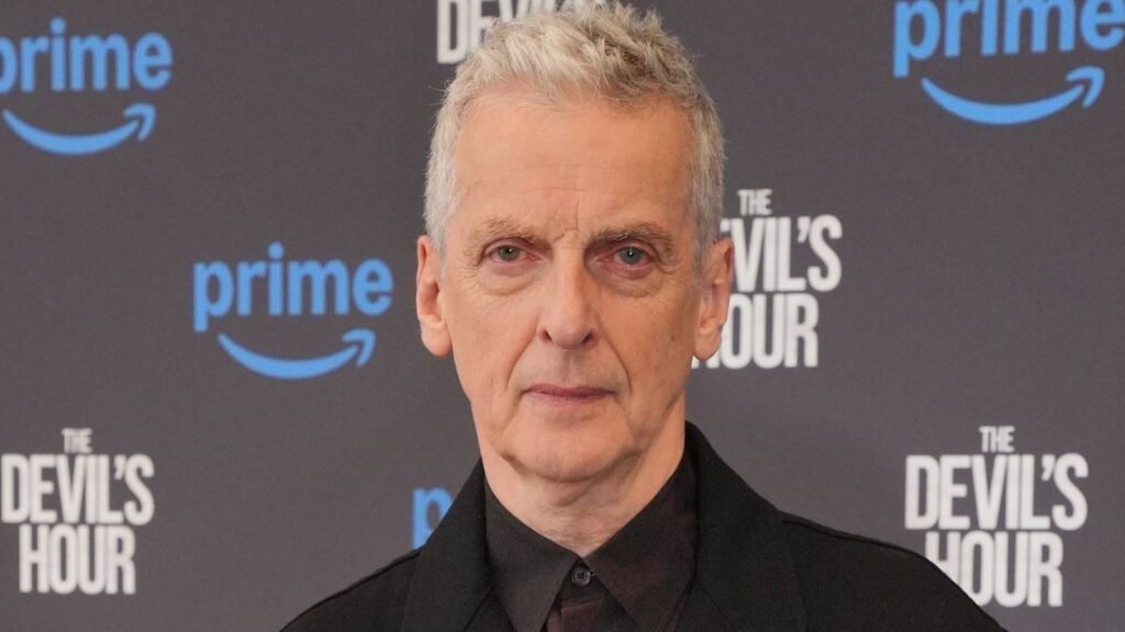 Un thriller cautivador protagonizado por Peter Capaldi se convierte en el nuevo favorito en Apple TV, ganando reseñas positivas.