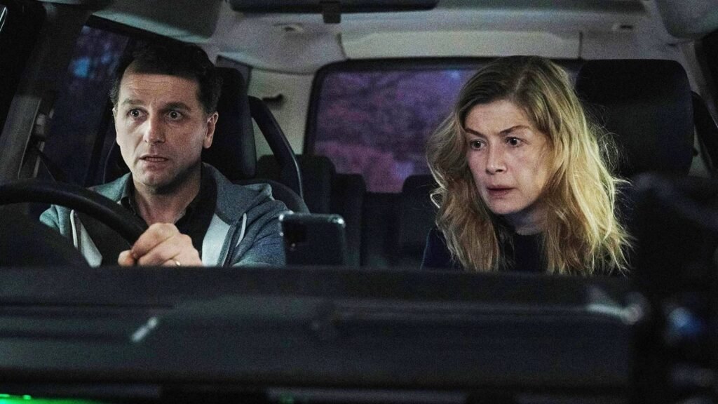 El thriller Hallow Road en Hulu destaca por su trama intensa y actuaciones memorables, redescubriendo el género psicológico.