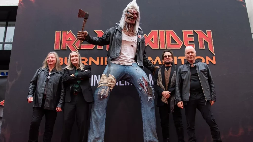 El baterista de Iron Maiden, Nicko McBrain, compartirá su divertida historia a través de una autobiografía en 2026.