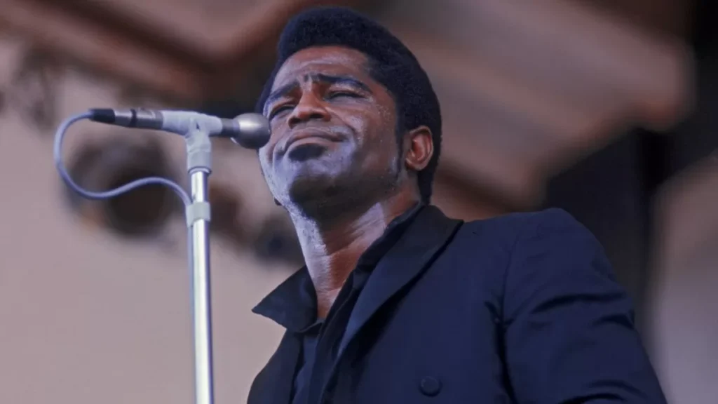 Descubre los 10 clásicos de James Brown que definieron el soul y su legado musical inigualable.