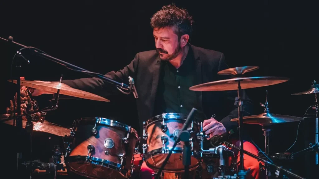 El músico José Burdiles lanzará su álbum debut con conciertos en vivo en Santiago y Concepción, un hito en la música chilena.