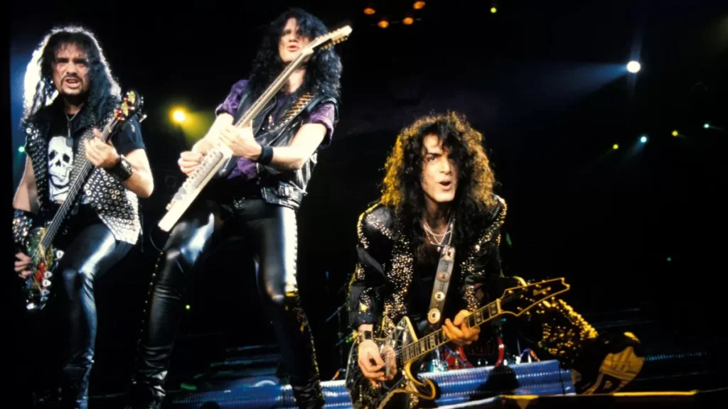 Descubre cómo Kiss rompió su maldición con el lanzamiento de Alive III, una joya en su discografía.