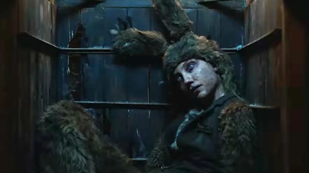 Descubre cómo el director Damian McCarthy utiliza simbología de conejos en sus películas, creando un estilo único y perturbador.