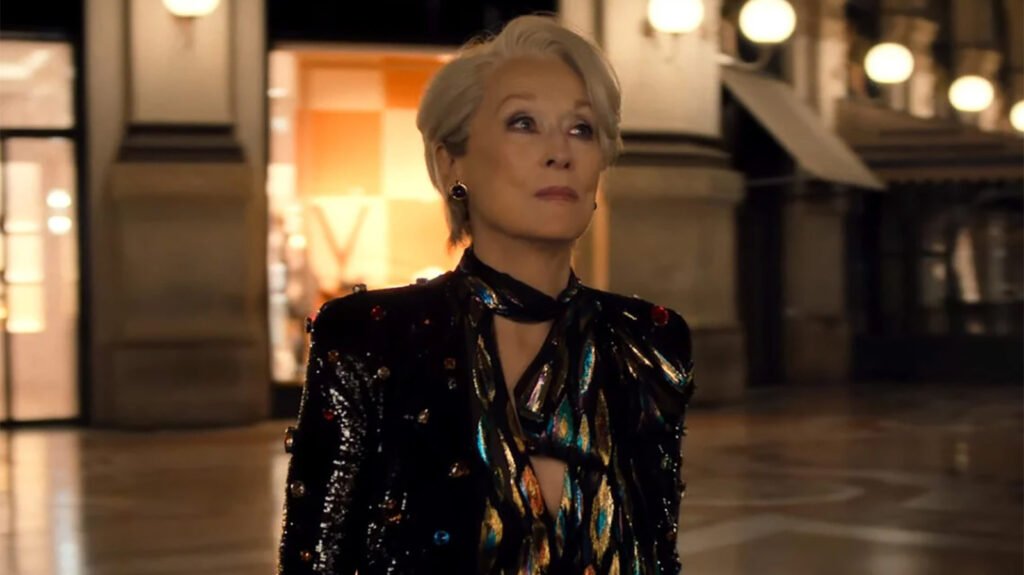 Descubre la sorprendente conexión entre The Devil Wears Prada 2 y la polémica The Last Jedi, que podría dividir a los fanáticos.