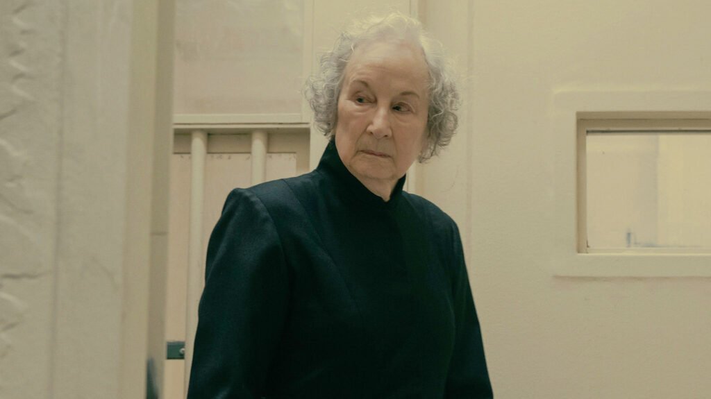 La aclamada autora Margaret Atwood hace un cameo en el cierre de la primera temporada de The Testaments, junto a otros personajes destacados.