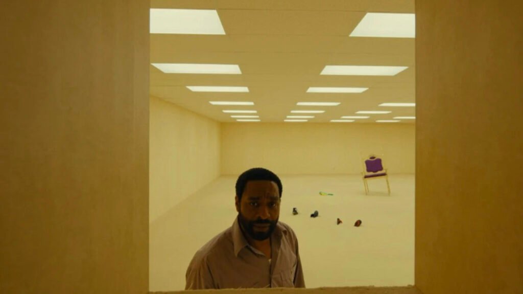 Kane Parsons debuta con una película que explica el origen visual de los escalofriantes Backrooms, conocidos por su diseño distorsionado.
