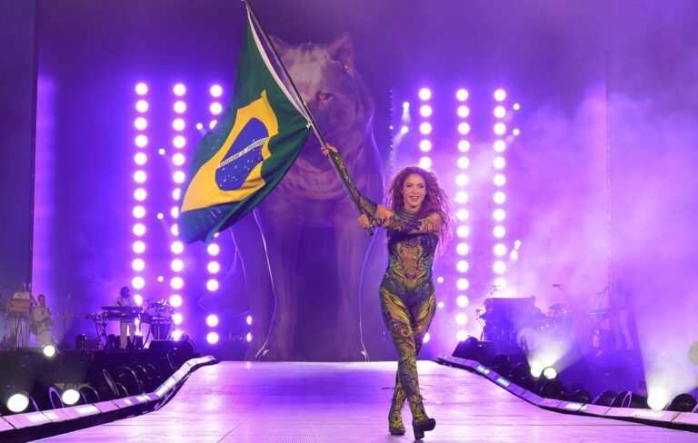 Shakira ofrece un histórico concierto frente a dos millones en Copacabana
