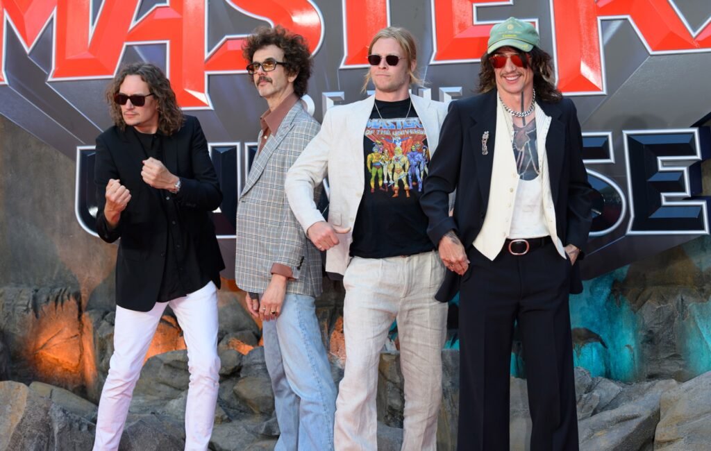 La banda The Darkness presenta su canción temática de estilo ochentero para la nueva película de Masters of the Universe.