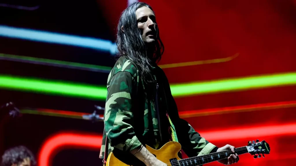 El guitarrista de The Strokes, Nick Valensi, se tomará un descanso temporal y no participará en las próximas actividades del grupo.