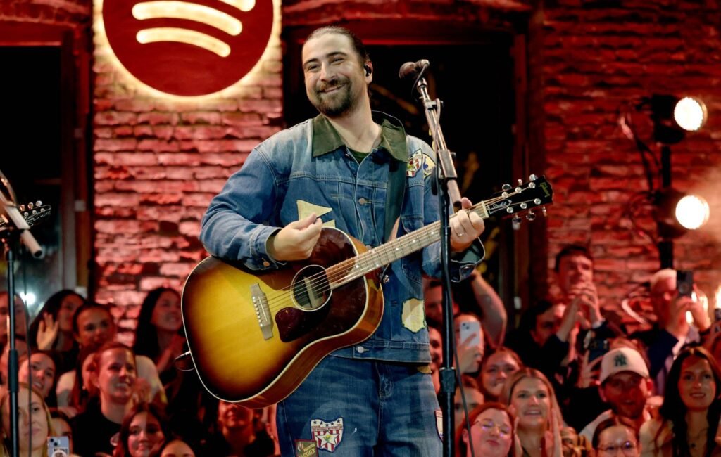 Noah Kahan deslumbró en Saturday Night Live con grandes actuaciones