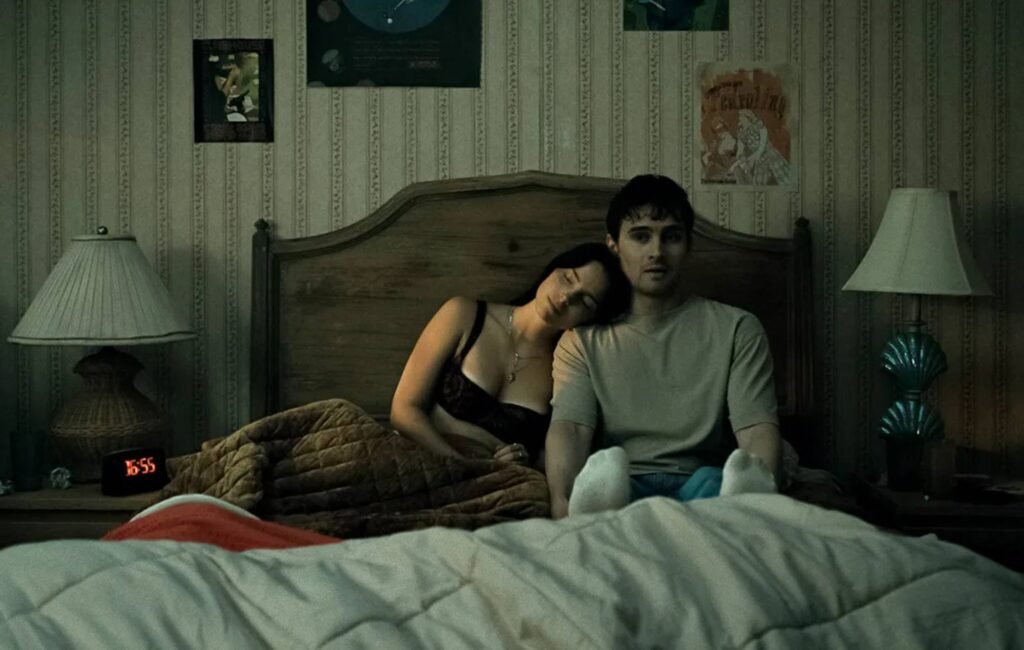 Descubre la emocionante banda sonora de Obsession, con temas que complementan el terror de la película.