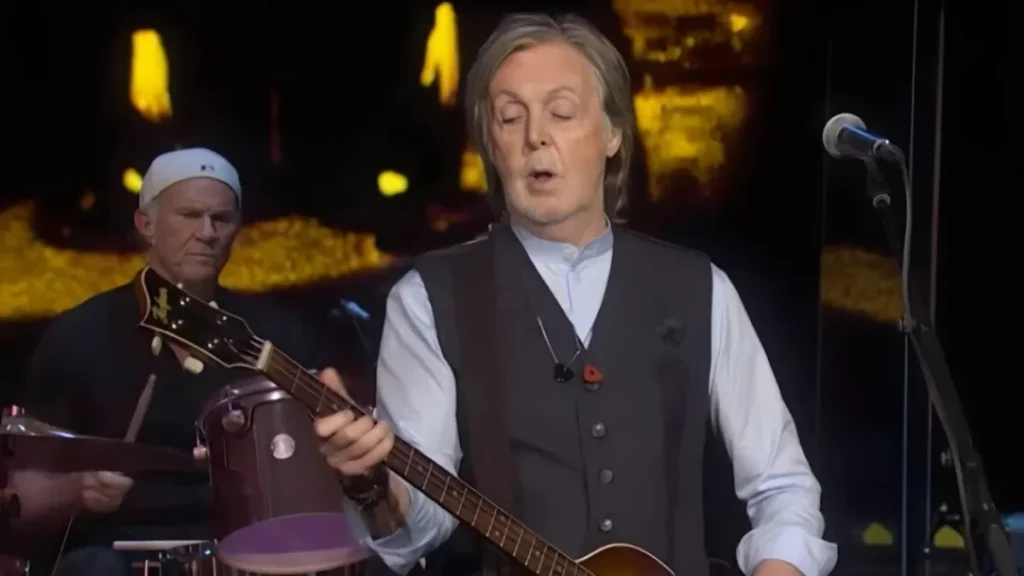 El regreso de Paul McCartney a SNL dejó huella al interpretar clásicos y nuevas canciones con Chad Smith.
