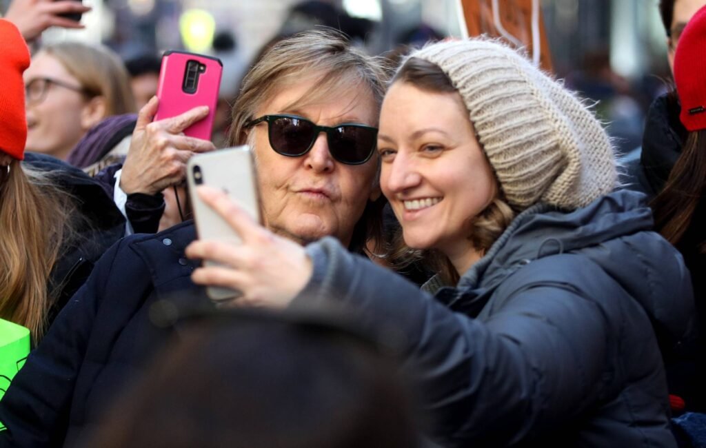 El icónico Paul McCartney explica por qué no se toma selfies con sus seguidores y su búsqueda de autenticidad.