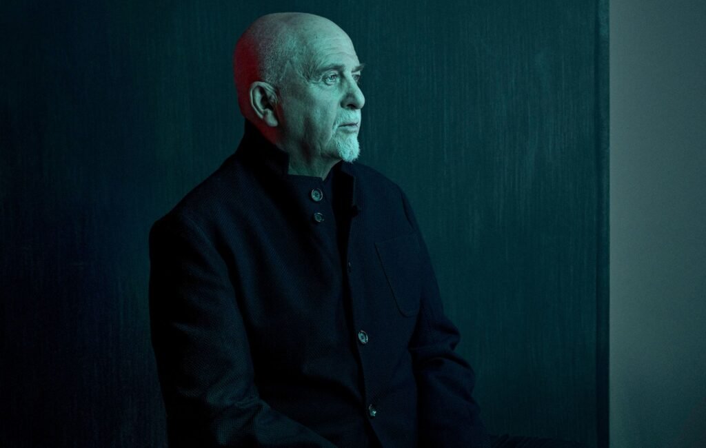 Peter Gabriel presenta su nuevo sencillo Won't Stand Down, una poderosa canción que promueve el activismo y la resistencia.