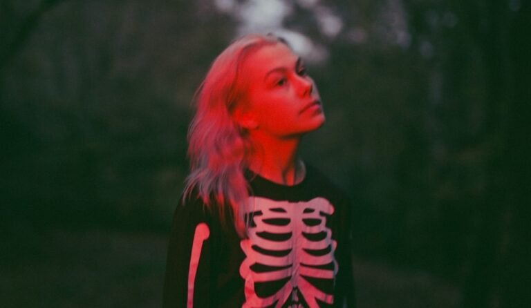 Phoebe Bridgers: la voz melancólica que redefinió el indie moderno