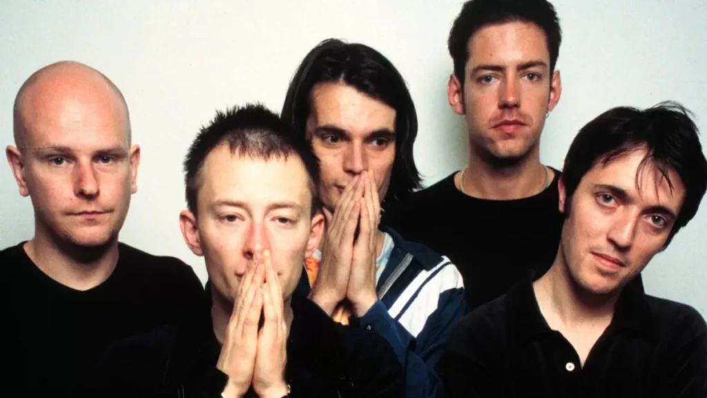 Descubre cómo Radiohead, con su influyente disco, capturó el sentimiento de aislamiento del siglo XXI.