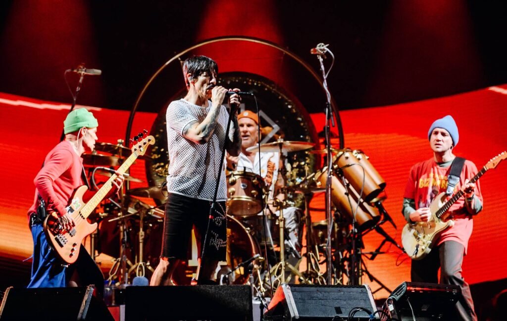 La legendaria banda Red Hot Chili Peppers ha vendido su catálogo musical a Warner Music Group en un acuerdo millonario.