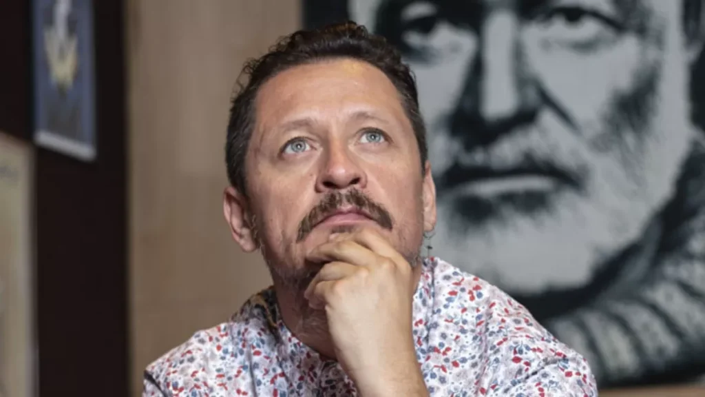 Un emotivo tributo a Rodrigo Ulloa, recordando su risa y los momentos de alegría que compartió.