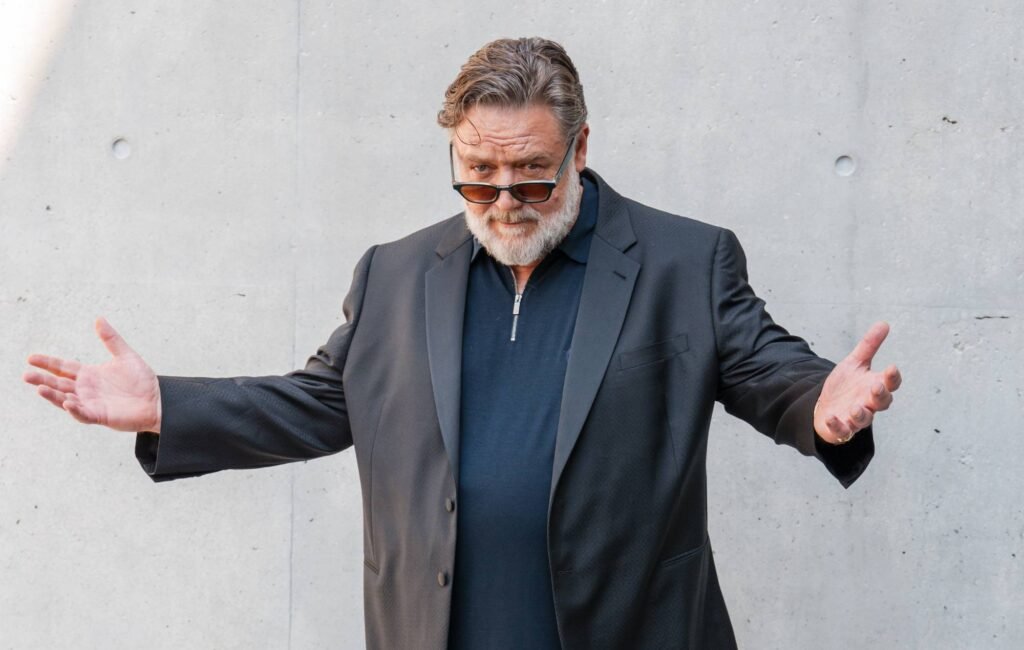 Russell Crowe desmiente polémica tras encuentro viral con fans en París, calificándolo de clickbait.