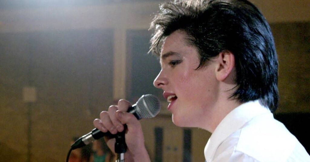 Descubre por qué Sing Street es la película musical ideal para quienes aman el cine y la música.