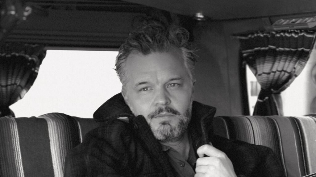 Kristian Matsson, conocido como The Tallest Man on Earth, presenta su nuevo tema 'Colors' y detalles de su gira 2023.