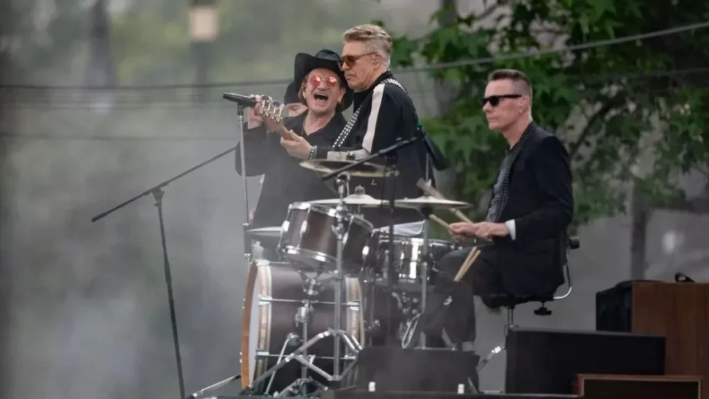 El icónico grupo U2 ofreció un concierto sorpresa en CDMX, sorprendiendo a miles de fans con su nueva canción Street of Dreams.