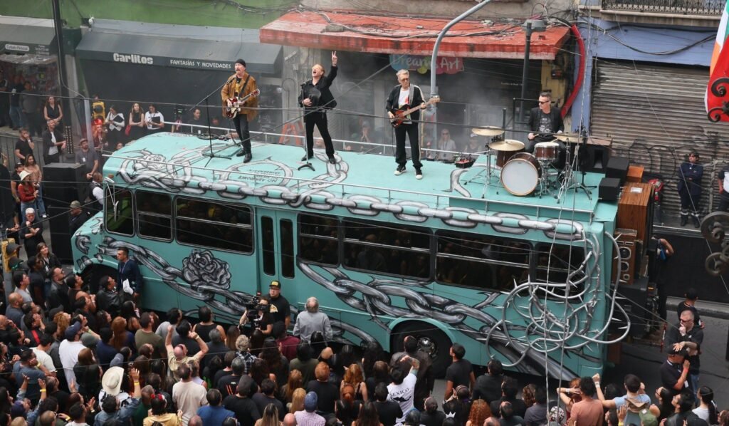 Bono y U2 grabando video musical The Streets of Dreams en Plaza de Santo Domingo, Centro Histórico CDMX