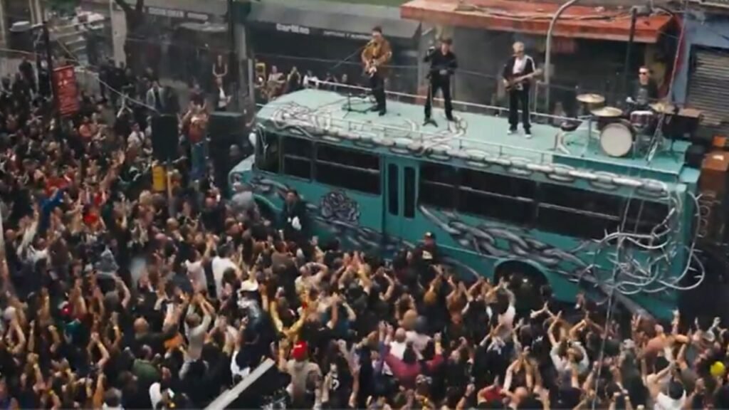 Bono y U2 en la Plaza de Santo Domingo del Centro Histórico de Ciudad de México durante grabación de video musical The Streets of Dreams