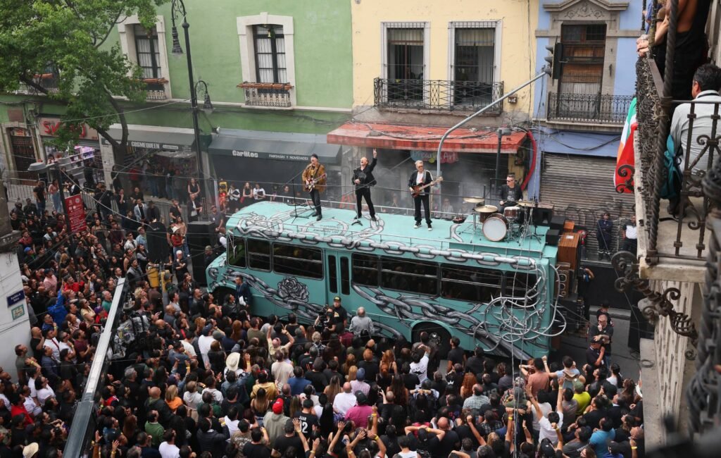 U2 comparte el detrás de escenas de su video Street Of Dreams, filmado en un autobús por las calles de México.