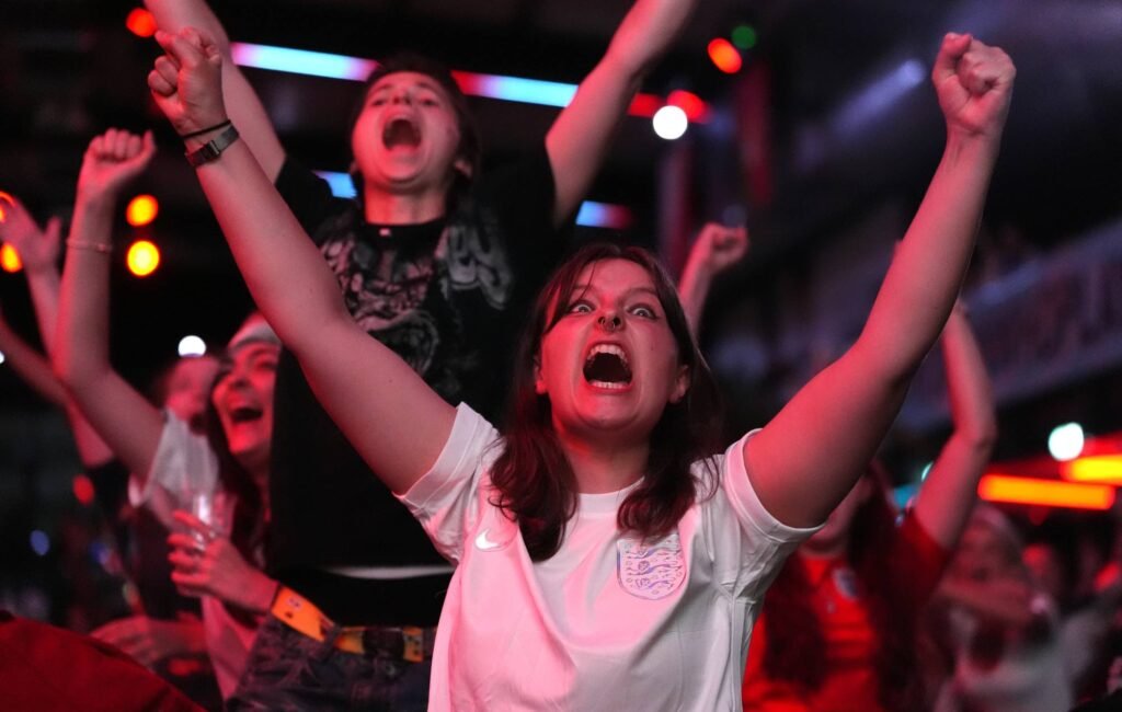 Las proyecciones de la Copa del Mundo este verano en Londres incluirán vibrantes temáticas de rave de los 90s.