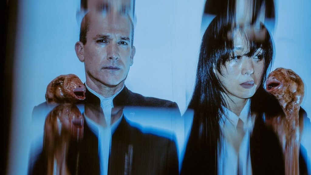 Xiu Xiu presenta un nuevo álbum conceptual que rinde homenaje a la película Eraserhead de David Lynch, explorando su esencia.