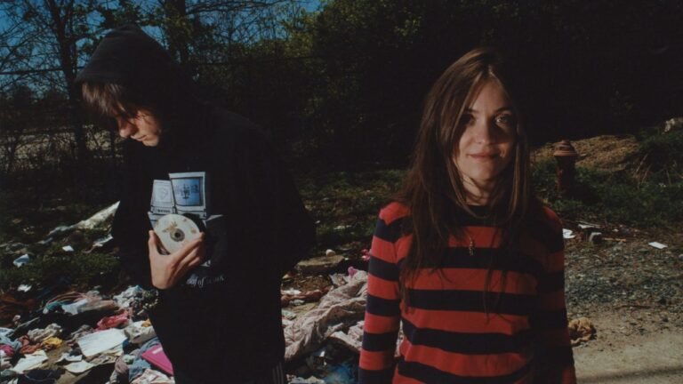 Philadelphia Duo Sign to 4AD y Presentan el Álbum Autosmile