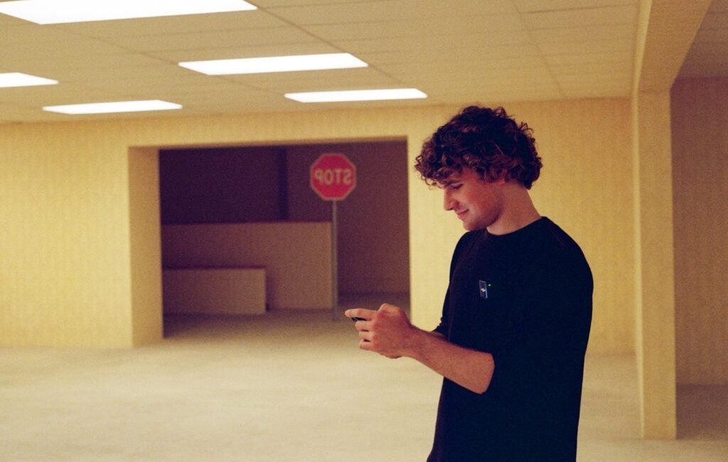 El director de 'Backrooms', Kane Parsons, expresa su rechazo a la IA, considerándola una amenaza para la creatividad en el cine.