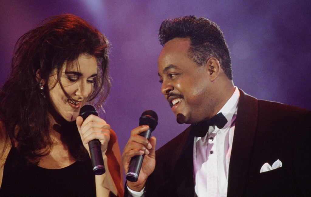 El famoso cantante Peabo Bryson, conocido por sus canciones en Disney, ha fallecido a los 75 años, dejando un legado musical inolvidable.