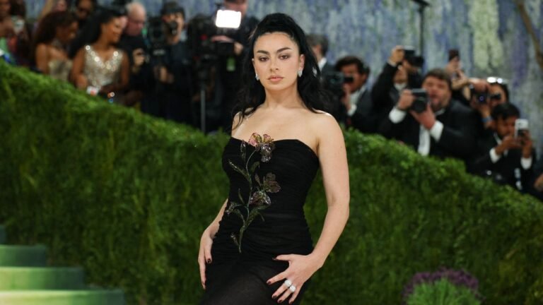 Charli XCX lanza su nuevo álbum Music, Fashion, Film