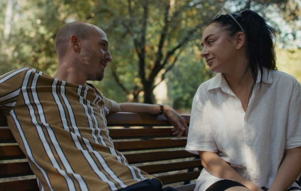 Charli XCX aborda la percepción negativa de los músicos que actúan al promover su nueva película.