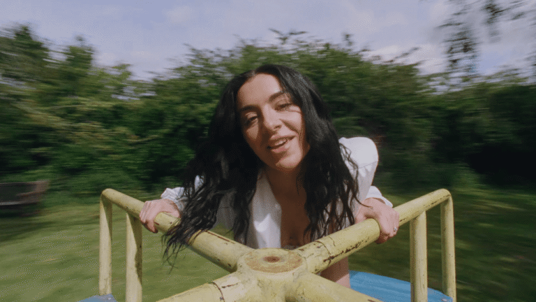 Charli XCX estrena el divertido video de su nueva canción Wink Wink