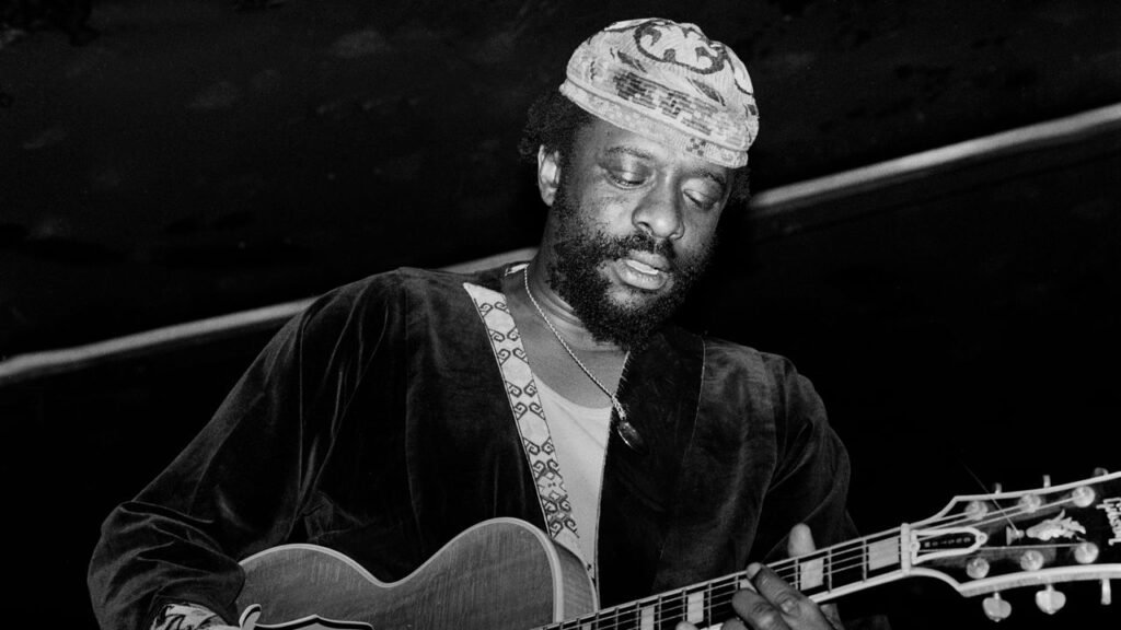 El fallecimiento de James Blood Ulmer deja un vacío en el mundo de la música funk y jazz. Su contribución fue valiente y única.