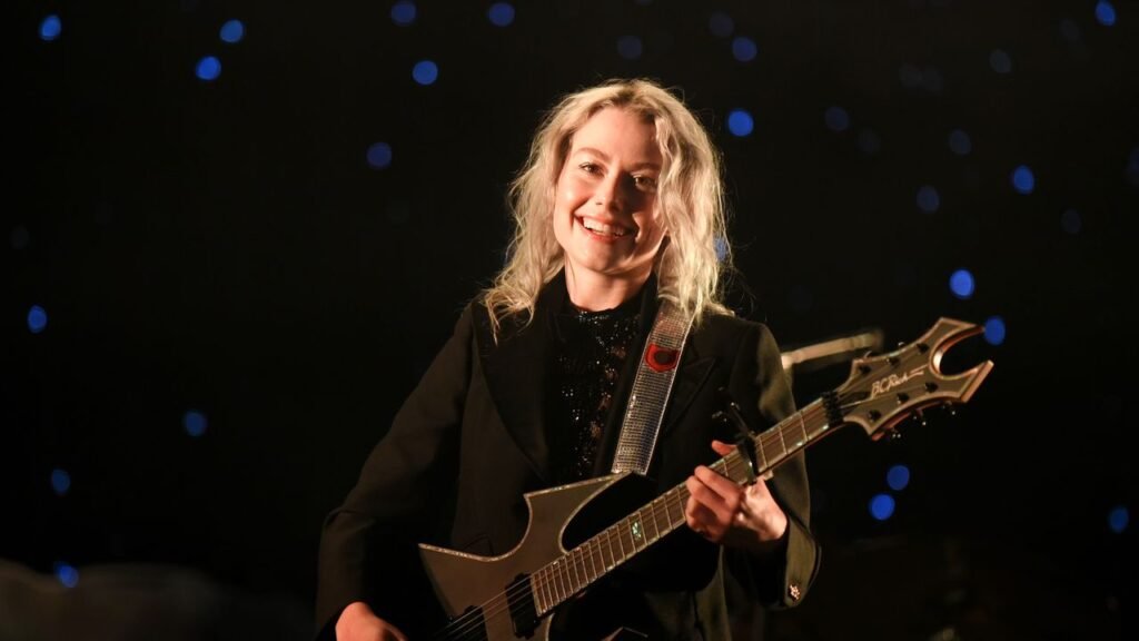 Phoebe Bridgers anuncia su regreso a los escenarios con una gira en solitario que comienza este otoño.