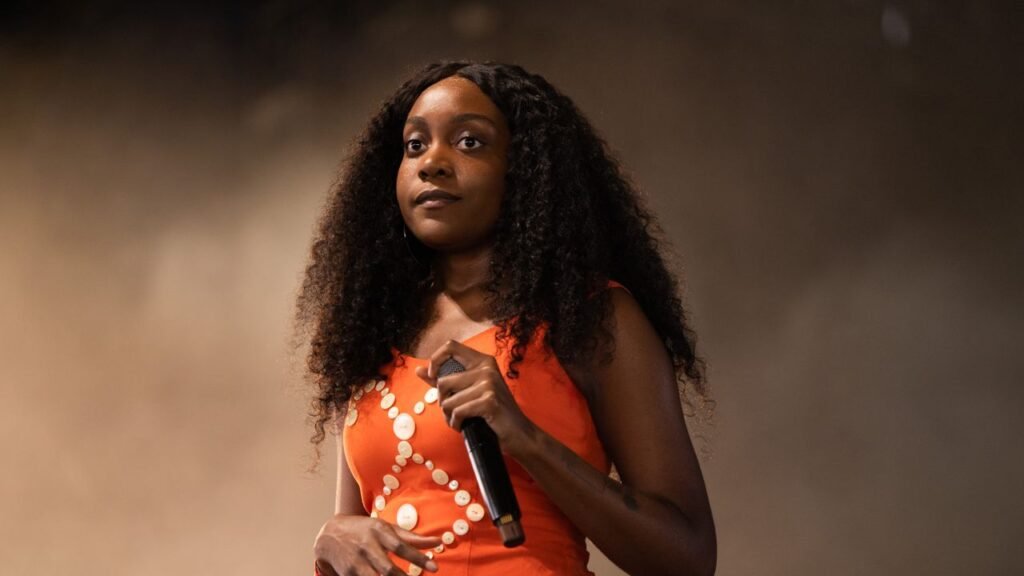 Noname está lista para embarcarse en una gira conmemorativa de su aclamado álbum Telefone, una experiencia obligada para los fanáticos.