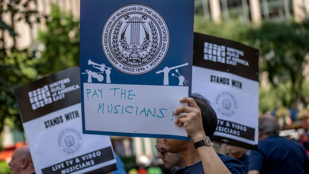 La unión de músicos estadounidense demanda a grandes sellos por supuestas violaciones en el uso de inteligencia artificial.