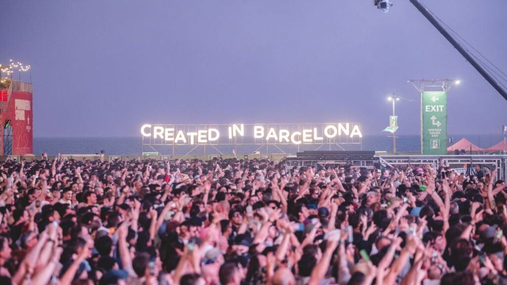 Descubre cuándo ver a Skrillex, The Cure y otros en Primavera Sound 2026. Todo sobre los horarios y artistas.