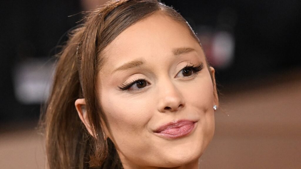 Ariana Grande regresa a los escenarios con un show lleno de sorpresas y sus grandes éxitos en Oakland.