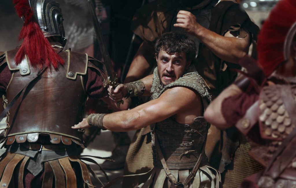 Russell Crowe continúa sus críticas hacia Gladiator II, señalando que la secuela carece del "núcleo moral" de la original.