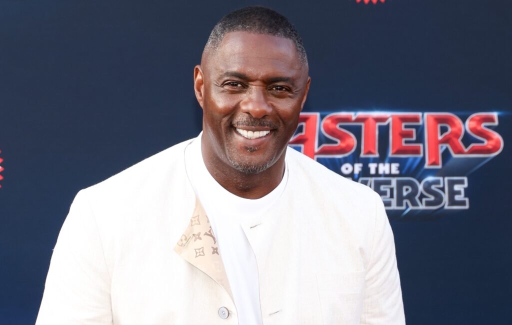 Idris Elba excluye la posibilidad de ser James Bond, alegando que algunos públicos no aceptarían a un actor negro en el papel.