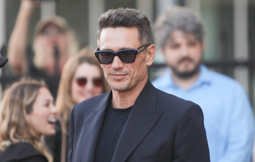 James Franco lanza su cuenta de TikTok y revela videos enigmáticos, buscando relanzar su carrera en la industria del entretenimiento.